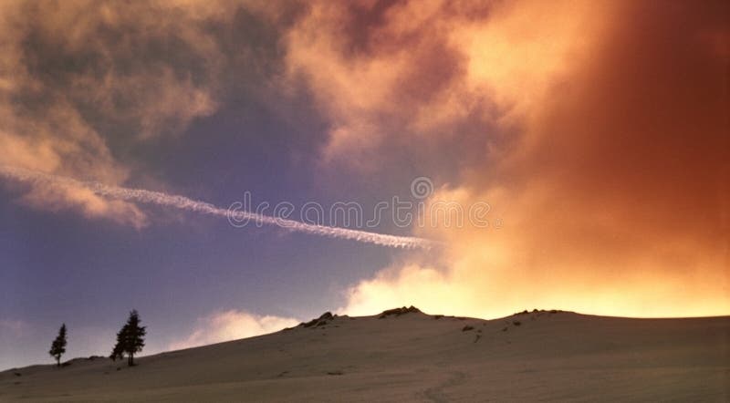 Tramonto di inverno in montagne di Fagarash fotografie stock Tramonto di inverno in montagne di Fagarash fotografie stock