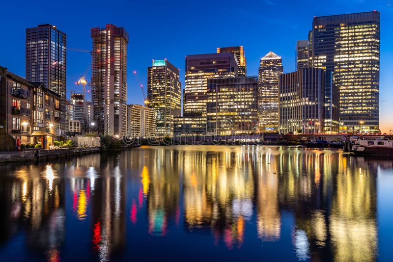 Tramonto di Londra Canary Wharf fotografia stock Tramonto di Londra Canary Wharf fotografia stock