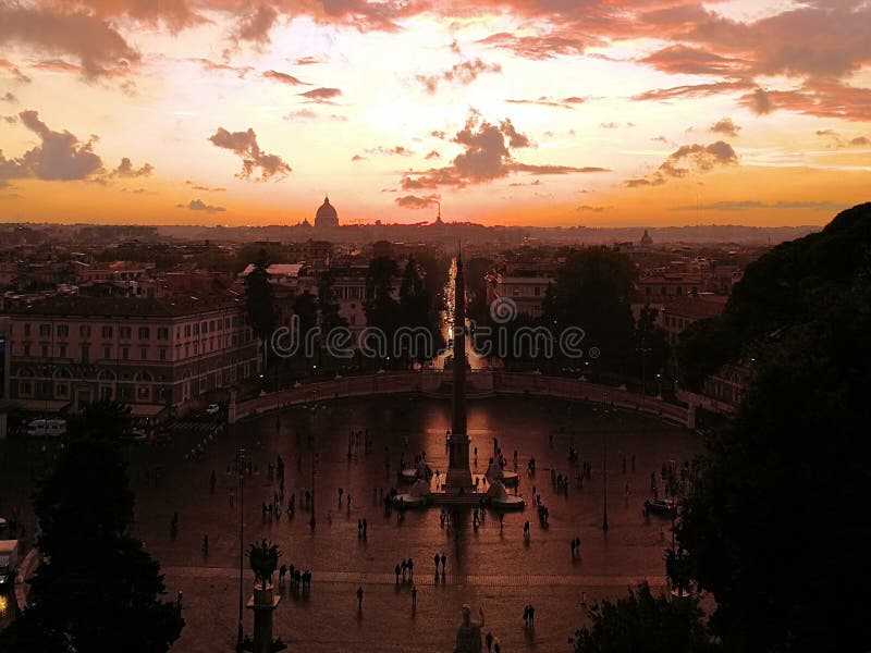 Tramonto di stupore con panorama di Roma in autunno Roma/Italia contenute, 11 04 2017 immagini stock libere da diritti Tramonto di stupore con panorama di Roma in autunno Roma/Italia contenute, 11 04 2017 immagini stock libere da diritti