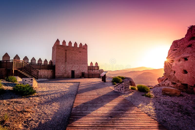 Tramonto dietro Castillo de Tabernas in AlmerÃa Spagna fotografia stock libera da diritti Tramonto dietro Castillo de Tabernas in AlmerÃa Spagna fotografia stock libera da diritti