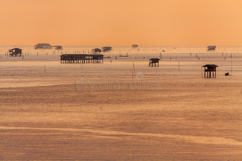 Tramonto dorato di alba sopra le onde di oceano del mare fotografia stock Tramonto dorato di alba sopra le onde di oceano del mare fotografia stock