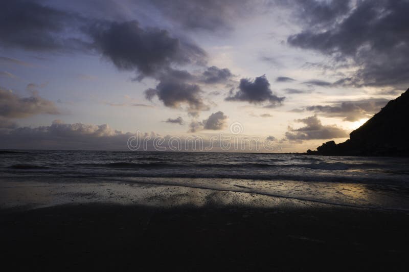 Tramonto dorato di bella estate sopra il Mar Nero con le onde calme e riflessione sulla spiaggia immagine stock libera da diritti Tramonto dorato di bella estate sopra il Mar Nero con le onde calme e riflessione sulla spiaggia immagine stock libera da diritti