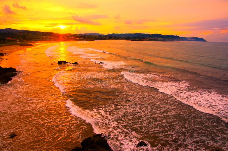 Tramonto dorato nella spiaggia fotografia stock Tramonto dorato nella spiaggia fotografia stock