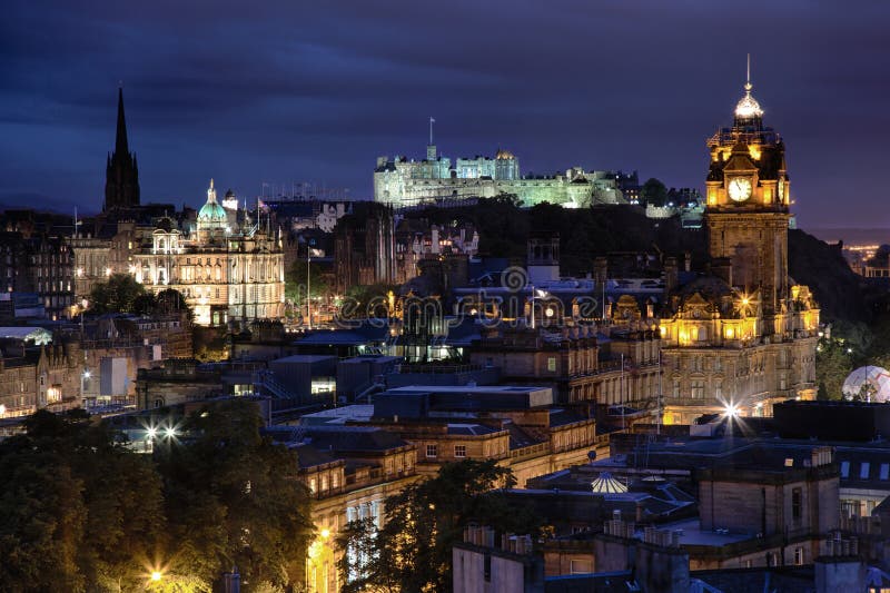 Promenade nocturne - identifiez le monument, la ville et le pays - Page 8 Tramonto-durante-la-notte-edimburgo-scozia-40898502