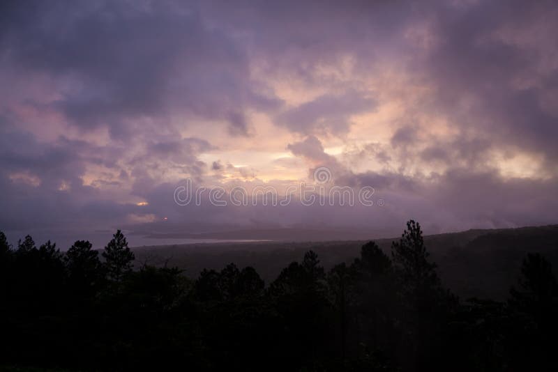 Tramonto e paesaggio nuvolosi della foresta fotografia stock Tramonto e paesaggio nuvolosi della foresta fotografia stock