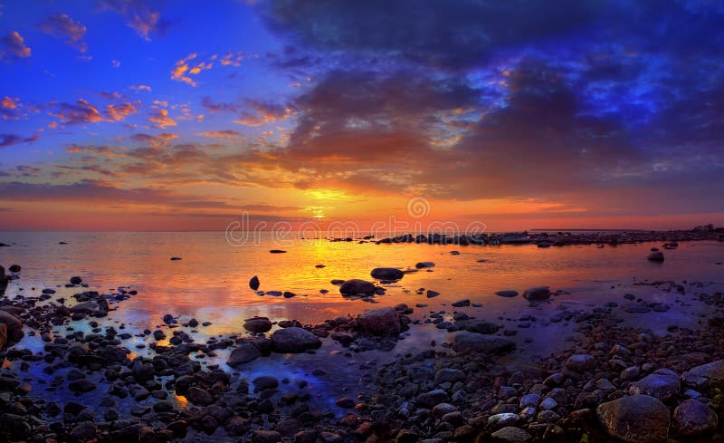 Tramonto e pietre del mare immagini stock libere da diritti Tramonto e pietre del mare immagini stock libere da diritti