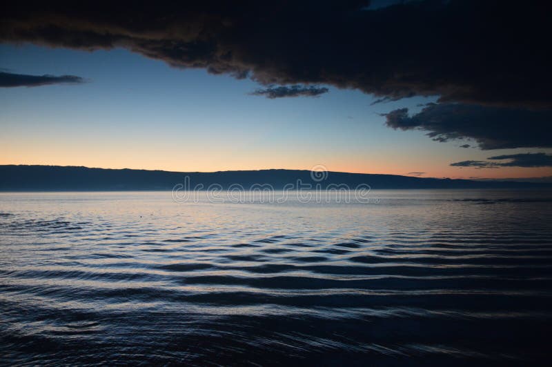 Tramonto ed acqua di turbine di estate regione sul lago Baikal, Irkutsk, Federazione Russa fotografie stock Tramonto ed acqua di turbine di estate regione sul lago Baikal, Irkutsk, Federazione Russa fotografie stock