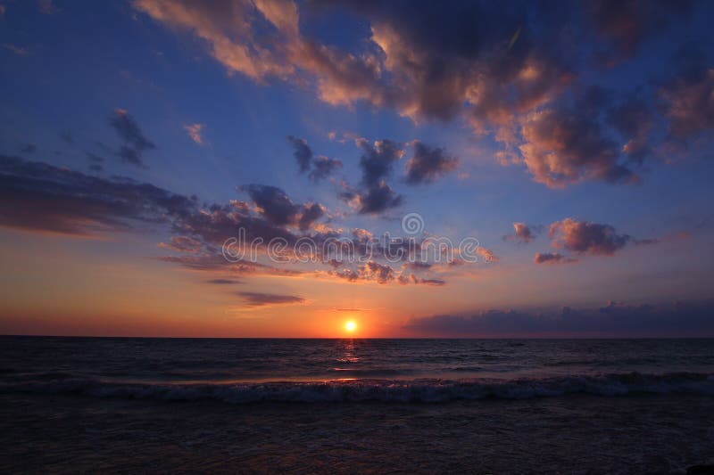Tramonto epico dell'oceano fotografia stock libera da diritti Tramonto epico dell'oceano fotografia stock libera da diritti