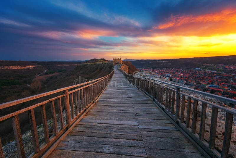 Tramonto epico sopra la fortezza medievale Ovech vicino a Provadia, Bulgaria immagine stock libera da diritti Tramonto epico sopra la fortezza medievale Ovech vicino a Provadia, Bulgaria immagine stock libera da diritti