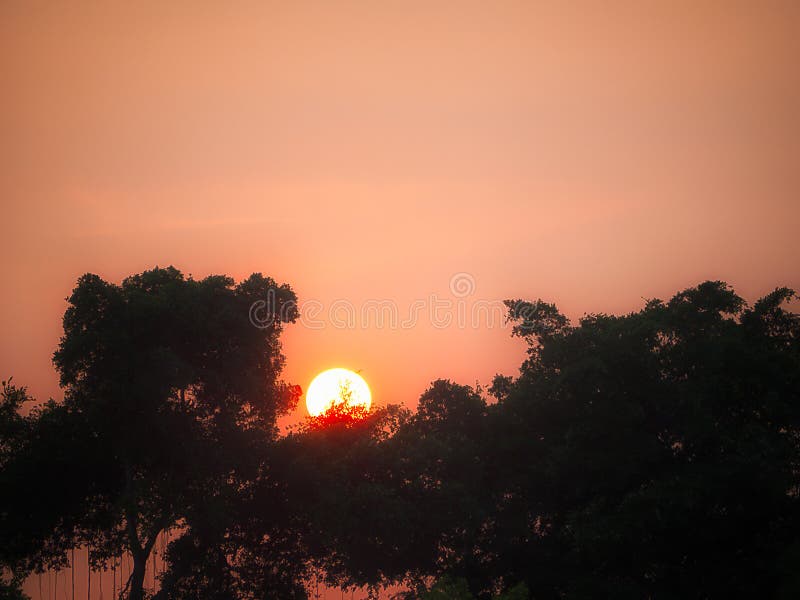 Tramonto fantastico del paesaggio fotografia stock libera da diritti Tramonto fantastico del paesaggio fotografia stock libera da diritti