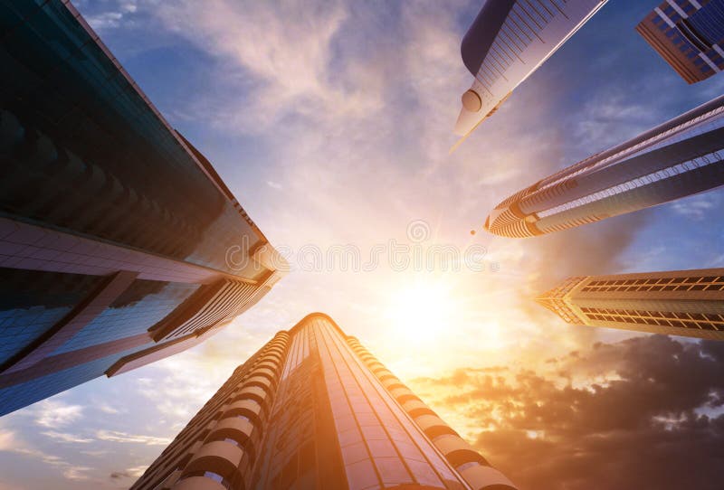 Tramonto fra i grattacieli del Dubai dall'angolo basso fotografie stock Tramonto fra i grattacieli del Dubai dall'angolo basso fotografie stock
