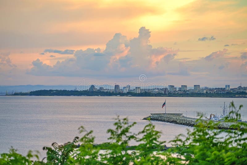 Tramonto incredibile sopra una città del mare in Bulgaria fotografia stock Tramonto incredibile sopra una città del mare in Bulgaria fotografia stock