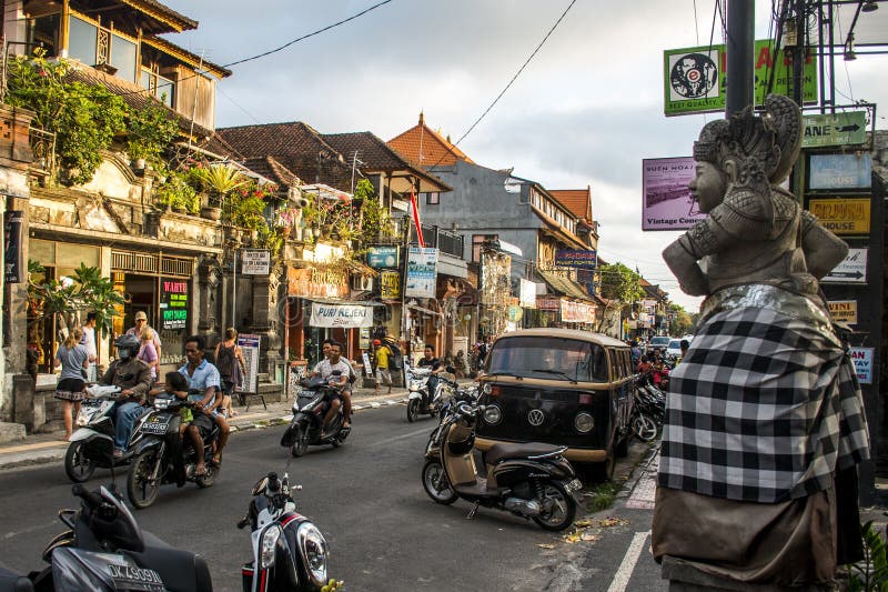 Tramonto locale 08 della gente di vita di città dell'Indonesia Bali Ubud 10 2015 fotografia stock Tramonto locale 08 della gente di vita di città dell'Indonesia Bali Ubud 10 2015 fotografia stock