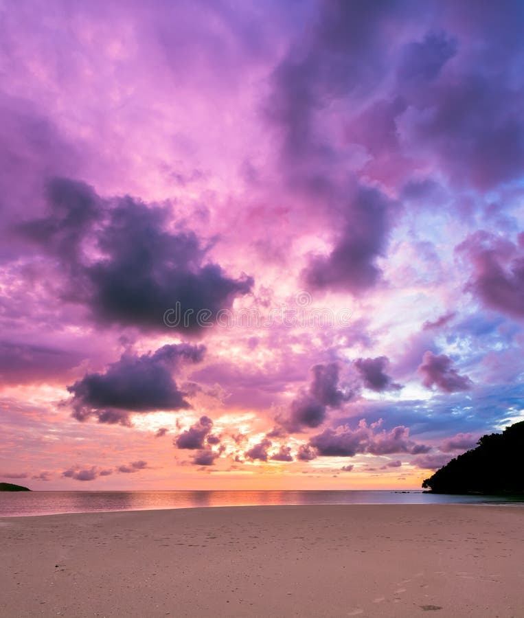 Tramonto maestoso variopinto alla spiaggia di sabbia Borneo fotografie stock Tramonto maestoso variopinto alla spiaggia di sabbia Borneo fotografie stock