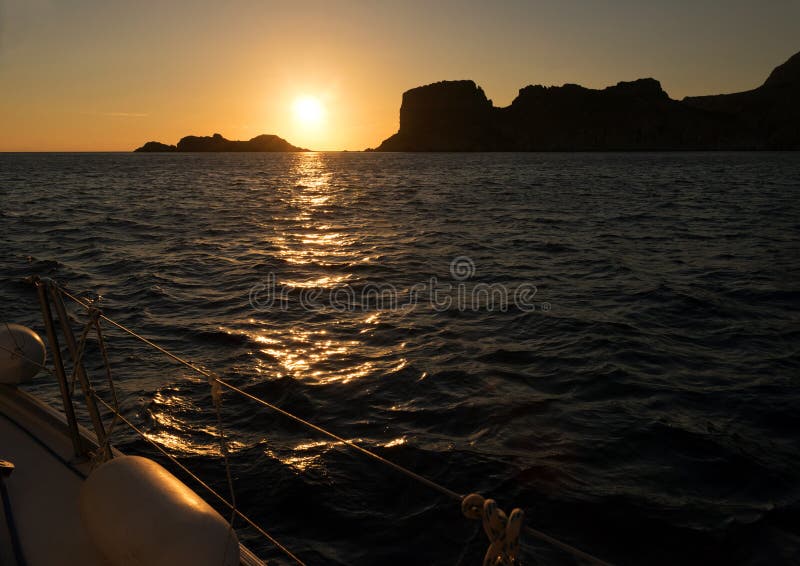 Tramonto, mare e barca a vela fotografia stock Tramonto, mare e barca a vela fotografia stock