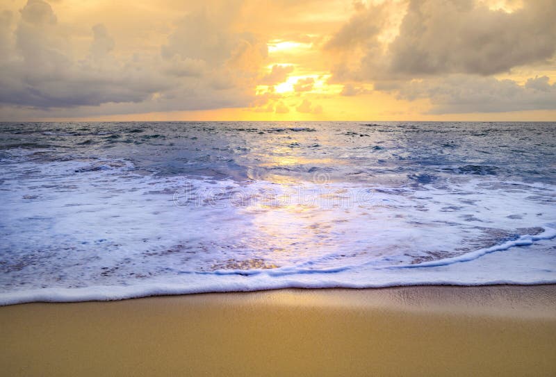 Tramonto o alba della spiaggia con variopinto del cielo della nuvola immagine stock Tramonto o alba della spiaggia con variopinto del cielo della nuvola immagine stock