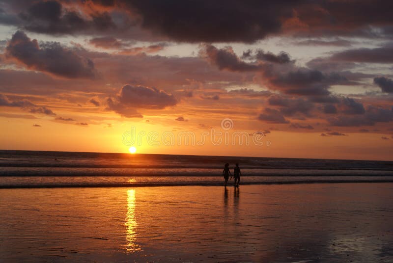 Tramonto pacifico in Costa Rica immagini stock libere da diritti Tramonto pacifico in Costa Rica immagini stock libere da diritti