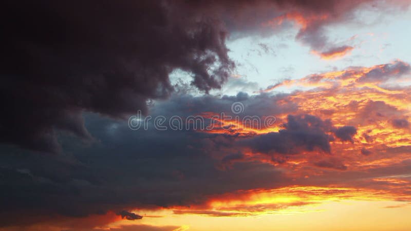 Tramonto rosso arancio, lasso di tempo, soltanto cielo