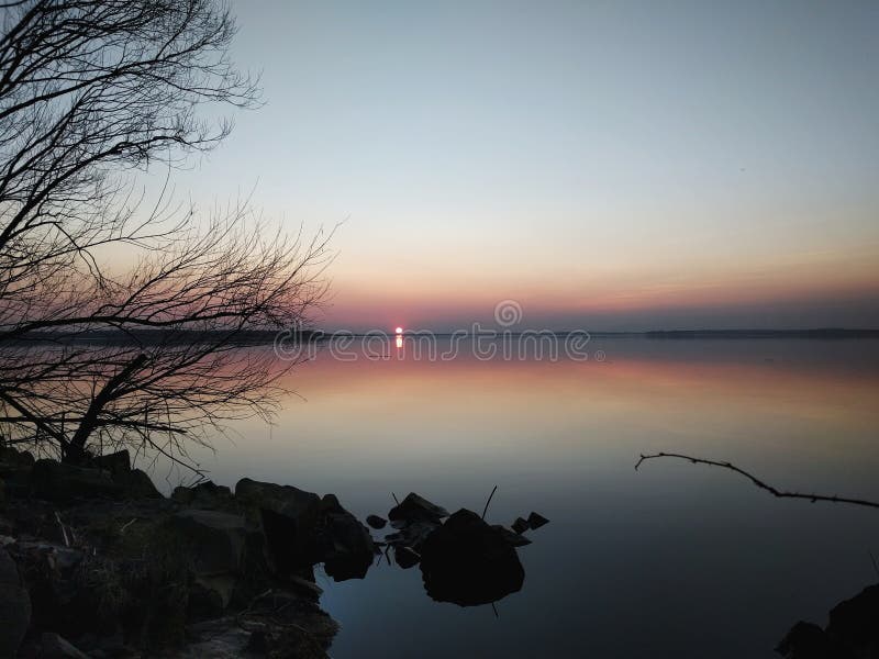 Tramonto scuro sul lago immagini stock Tramonto scuro sul lago immagini stock