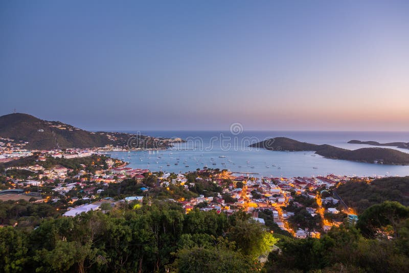 Tramonto sopra Charlotte Amalie St Thomas fotografie stock libere da diritti Tramonto sopra Charlotte Amalie St Thomas fotografie stock libere da diritti