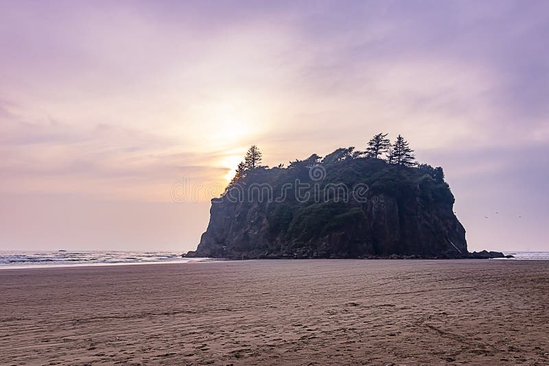 tramonto sopra gli skys nuvolosi nebbiosi alla spiaggia vermiglia fotografia stock tramonto sopra gli skys nuvolosi nebbiosi alla spiaggia vermiglia fotografia stock