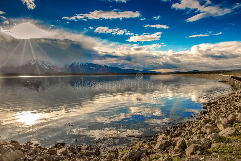 Tramonto sopra il lago jackson di grande parco nazionale di Tetons, U.S.A. immagine stock libera da diritti Tramonto sopra il lago jackson di grande parco nazionale di Tetons, U.S.A. immagine stock libera da diritti