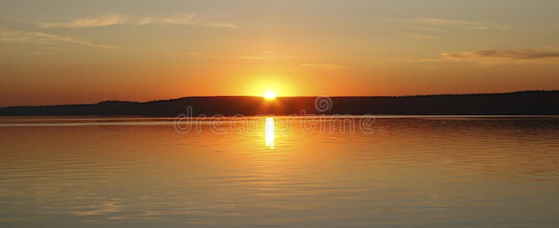 Tramonto sopra il lago in Russia fotografia stock libera da diritti Tramonto sopra il lago in Russia fotografia stock libera da diritti