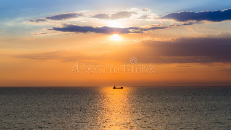 Tramonto sopra il litorale con il piccolo peschereccio fotografie stock libere da diritti Tramonto sopra il litorale con il piccolo peschereccio fotografie stock libere da diritti