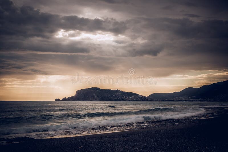 Tramonto sopra il mare immagine stock libera da diritti Tramonto sopra il mare immagine stock libera da diritti