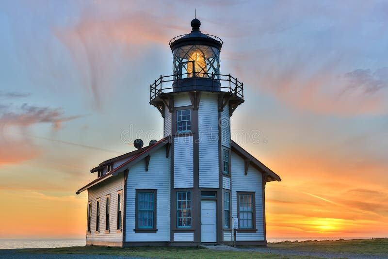Tramonto sopra il parco storico dello stato della stazione della luce di Cabrillo del punto, la contea di Mendocino, California immagine stock libera da diritti Tramonto sopra il parco storico dello stato della stazione della luce di Cabrillo del punto, la contea di Mendocino, California immagine stock libera da diritti