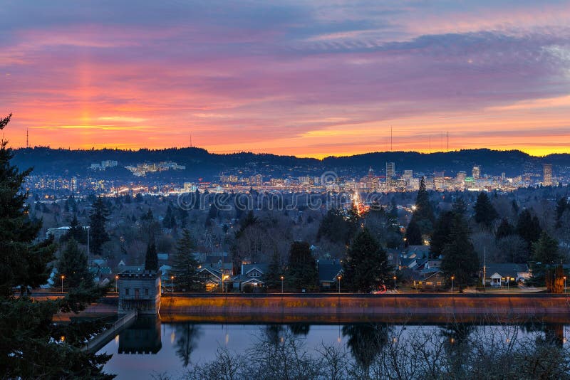 Tramonto sopra il supporto Tabor Reservior Portland Oregon fotografie stock libere da diritti Tramonto sopra il supporto Tabor Reservior Portland Oregon fotografie stock libere da diritti