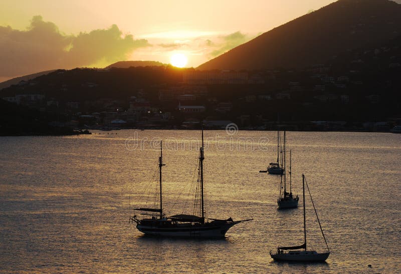 Tramonto sopra l'isola di St.Thomas fotografia stock libera da diritti Tramonto sopra l'isola di St.Thomas fotografia stock libera da diritti