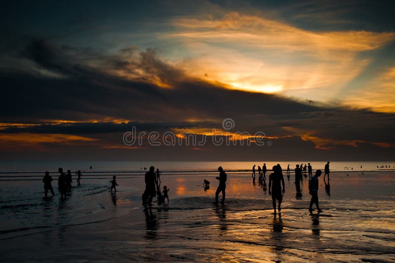 Tramonto sopra la spiaggia di Kuta immagine stock Tramonto sopra la spiaggia di Kuta immagine stock