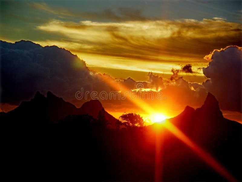 Tramonto sopra le montagne fotografie stock Tramonto sopra le montagne fotografie stock