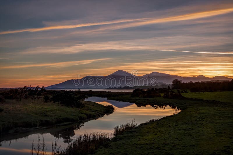 Tramonto sopra le montagne di Mourne fotografie stock libere da diritti Tramonto sopra le montagne di Mourne fotografie stock libere da diritti