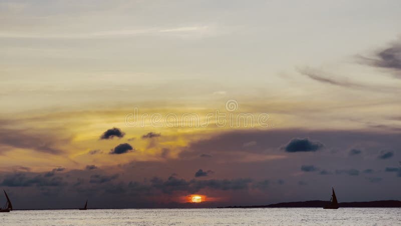 Tramonto tramonto tramonto spiaggia cielo nuvoloso mare mare mare paesaggio oceanico shela lamu regione costiera kenya africa orie