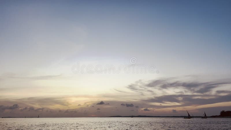 Tramonto tramonto tramonto spiaggia cielo nuvoloso mare mare mare paesaggio oceanico shela lamu regione costiera kenya africa orie