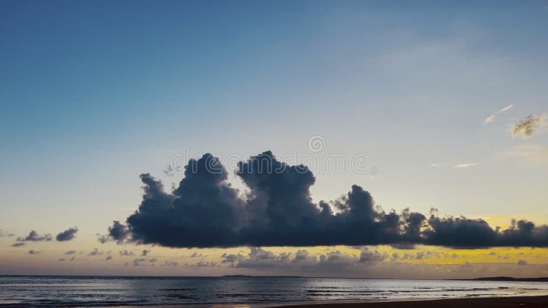 Tramonto tramonto tramonto spiaggia cielo nuvoloso mare mare mare paesaggio oceanico shela lamu regione costiera kenya africa orie