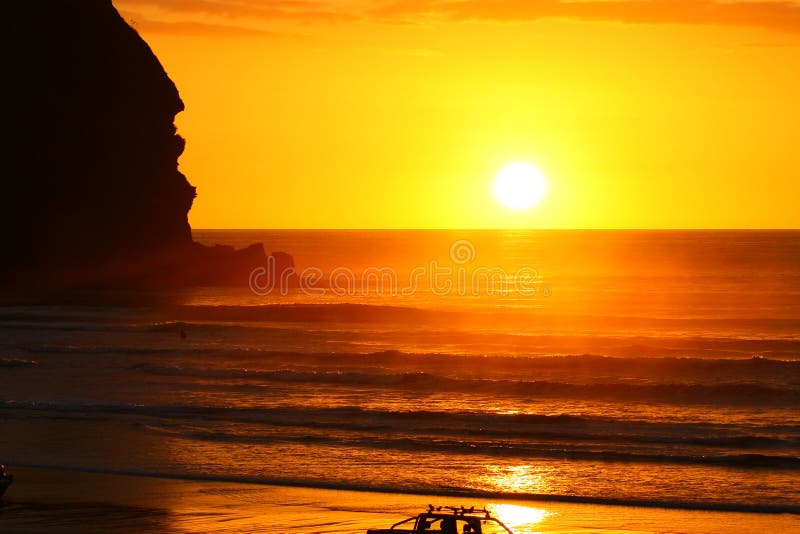 Tramonto splendido alla spiaggia di Piha immagine stock Tramonto splendido alla spiaggia di Piha immagine stock