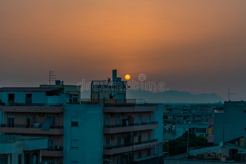Tramonto su una città vuota immagine stock Tramonto su una città vuota immagine stock