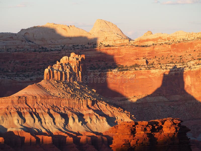 Tramonto sul castello nel parco nazionale della scogliera del Campidoglio, Utah fotografia stock Tramonto sul castello nel parco nazionale della scogliera del Campidoglio, Utah fotografia stock
