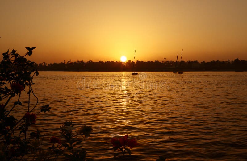 Tramonto sul fiume Nilo fotografia stock Tramonto sul fiume Nilo fotografia stock