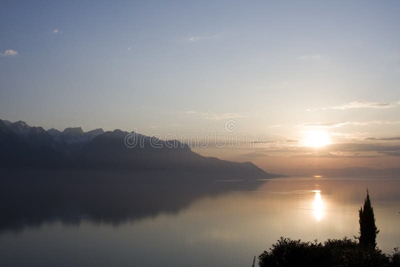 Tramonto sul lago Lemano, Svizzera fotografia stock Tramonto sul lago Lemano, Svizzera fotografia stock