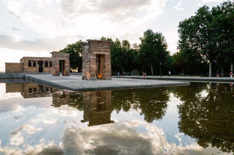 Tramonto sul tempio di Debod a Madrid fotografia stock Tramonto sul tempio di Debod a Madrid fotografia stock
