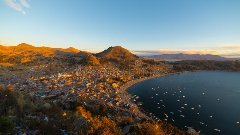 Tramonto sulla baia di Copacabana, lago Titicaca, Bolivia immagine stock libera da diritti Tramonto sulla baia di Copacabana, lago Titicaca, Bolivia immagine stock libera da diritti