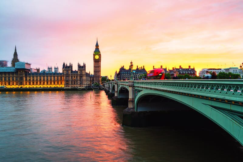 Tramonto sulla città di Londra, Regno Unito Cielo colorato dietro Westminster e Big Ben fotografia stock libera da diritti Tramonto sulla città di Londra, Regno Unito Cielo colorato dietro Westminster e Big Ben fotografia stock libera da diritti