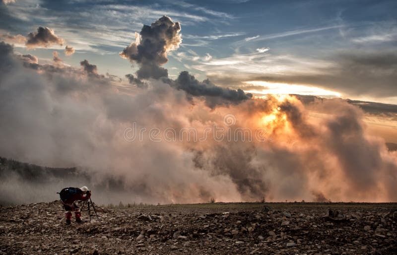 Tramonto sulla montagna fotografie stock libere da diritti Tramonto sulla montagna fotografie stock libere da diritti
