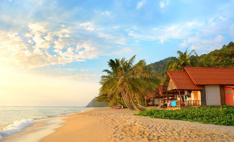 Tramonto sulla spiaggia. Koh Chang, fotografia stock libera da diritti Tramonto sulla spiaggia. Koh Chang, fotografia stock libera da diritti
