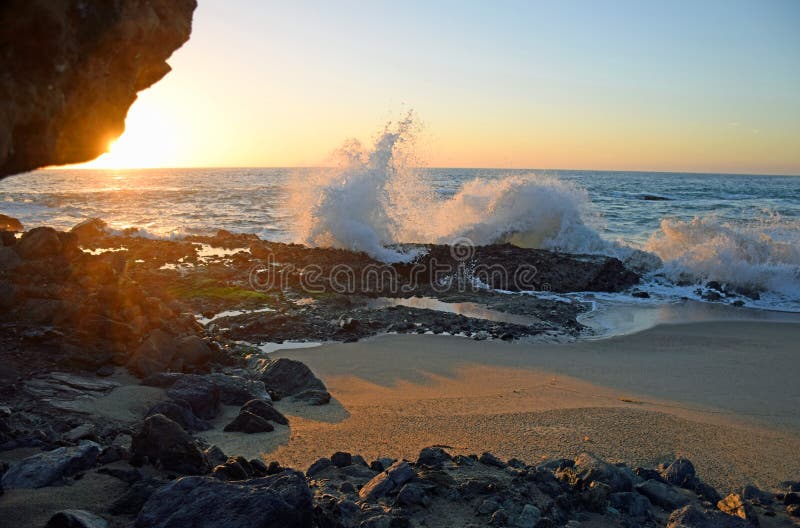Tramonto sulla spruzzatura dell'onda alla spiaggia in Laguna Beach del sud, California della roccia della Tabella immagine stock libera da diritti Tramonto sulla spruzzatura dell'onda alla spiaggia in Laguna Beach del sud, California della roccia della Tabella immagine stock libera da diritti