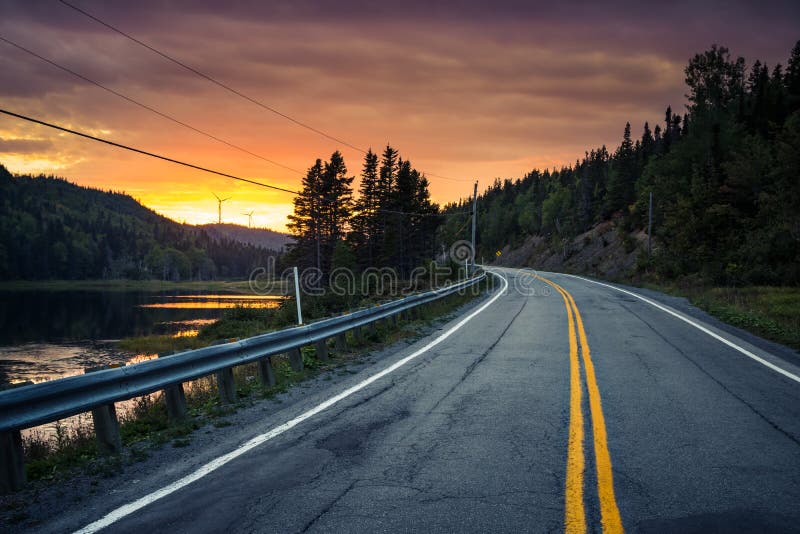 Tramonto sulla strada da qualche parte in Gaspesie, Quebec, Canada immagini stock Tramonto sulla strada da qualche parte in Gaspesie, Quebec, Canada immagini stock
